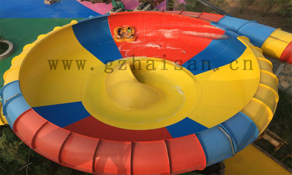 如何在水上乐园管理中提升园区的公共艺术和文化设施？